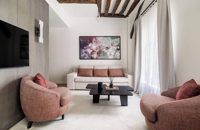 A Sophisticated 3-BR/2BA with Services - Saint‑Germain‑des‑Prés