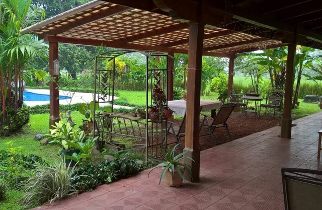 Eine geräumige Landvilla mit privatem Pool für Familien, Freunde und Paare.