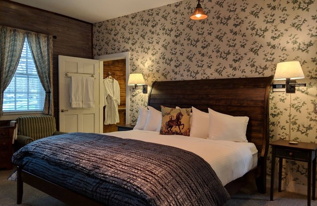 A spacious Ground-level King/King 2-room Suite B&B in Downtown Shelburne - Delicious Breakfasts! BAR