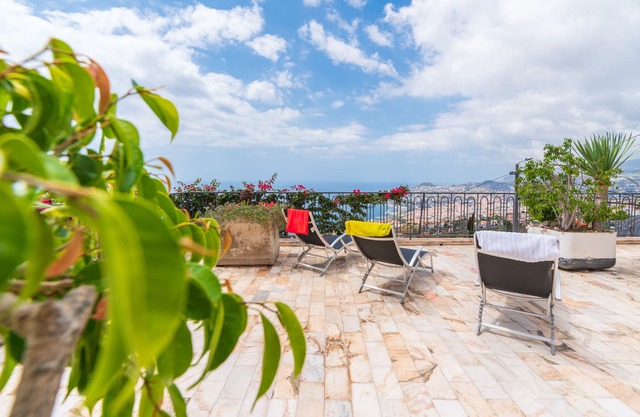 Ein geräumiges Haus für Familie und Freunde mit Blick auf die Bucht von Funchal.