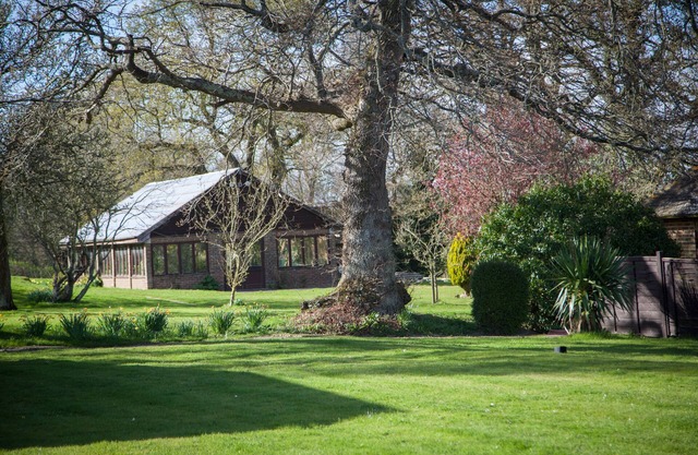 Ein geräumiges, friedliches, einstöckiges Haus in einem privaten ländlichen Anwesen in Wealden