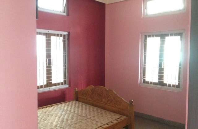 Ein geräumiges zweistöckiges Wohngebäude mit einem 3BHK 2 Badezimmer