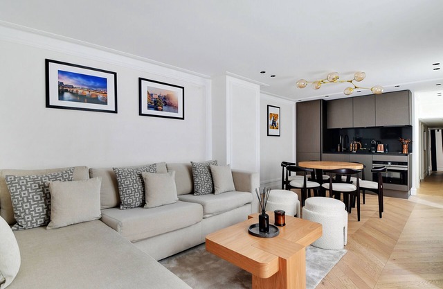A Luxurious 2-BR/2BA in Saint Germain