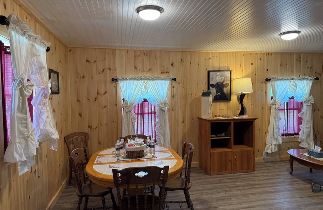 A Stay At The Bay-A Charming 3-bedroom house in lovely Alexandria Bay WiFi, AC