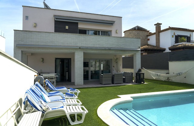 A step from Sitges - Fun big family villa with private pool & views