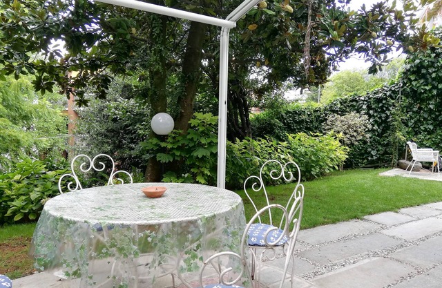 A stone's throw from the center, charming, with garden