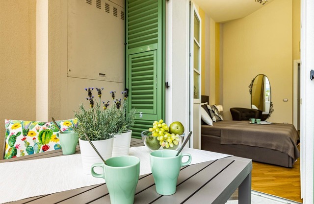 A stone's throw from the historic center, apartment with terrace.