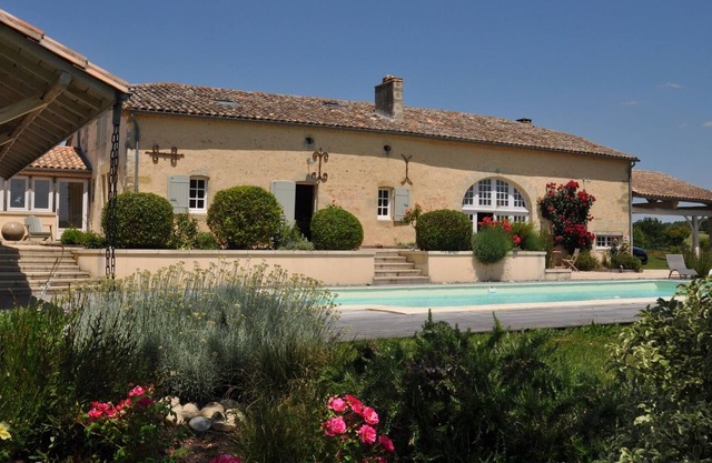 Eine atemberaubende Villa mit viel Komfort und Stil.