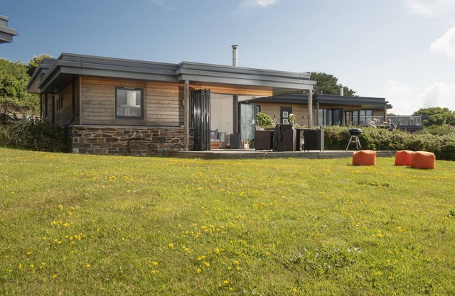 Ein atemberaubendes Öko-Haus mit zwei Schlafzimmern und atemberaubendem Blick auf die Landschaft.