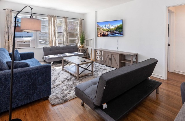 A Stylish Apartment: Your Ultimate LA Experience w/ Hot Tub