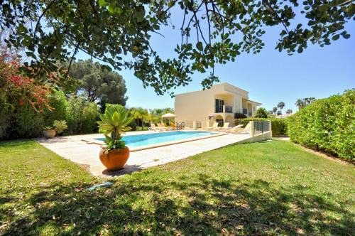 A stylish villa with a private pool, short drive from the centre, free AC Wifi