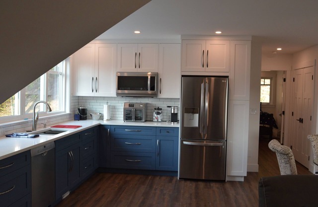 A Suite Above! Enjoy privacy, great views, private deck, hot tub & nearby beach!