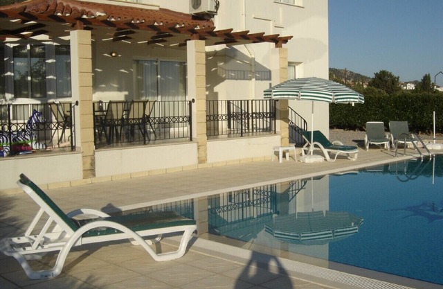 Herrliche, neue Villa mit großartigem Ausblick, großes Anwesen & eigener Pool