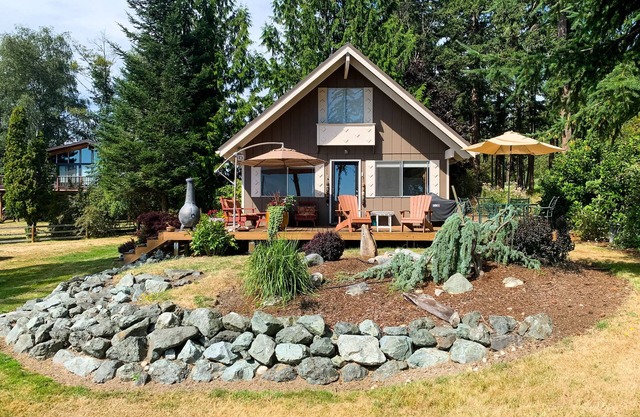 A sweet Puget Sound view cabin with Mutiny Bay beach access.