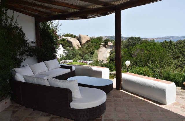 Una terraza con vista al mar.