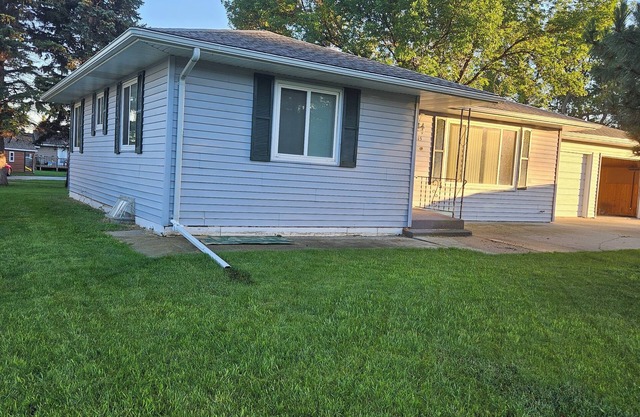 A Touch of Green-delightful 2 bdrm house in Britton S.D. with Garage.