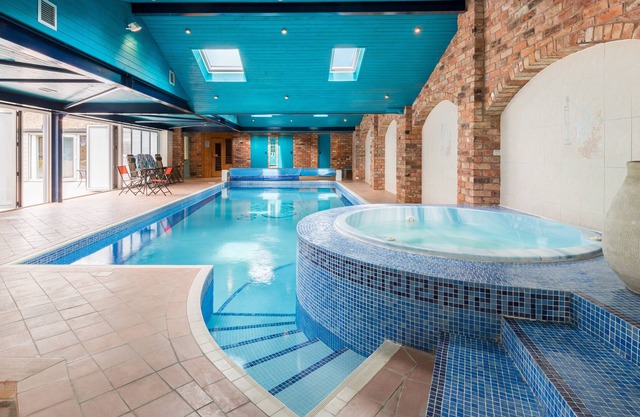 A Romantic Cosy Retreat with a Swimming Pool, Jacuzzi and Sauna