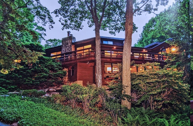 A TREETOPS Retreat! Sleeps 10-12, perfect for large gatherings. Seasonal POOL!