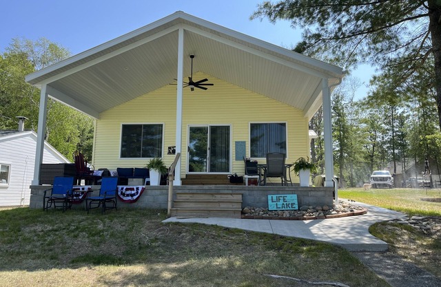 A true paradise lake house with beautiful sunsets year round direct trail access