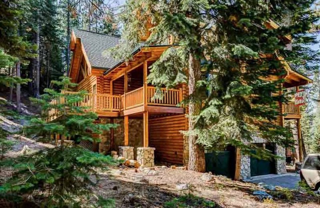 A True Tahoe Log Home-Surrounded By Forest 4 Bedrooms, Hot Tub, Spacious Deck