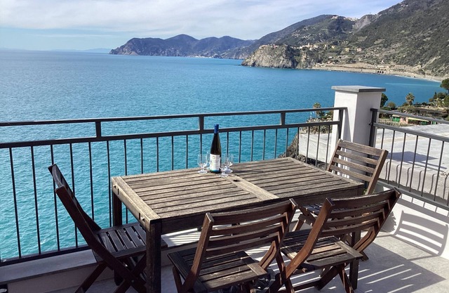 A typical Ligurian house with roof terrace, stunning sea views and AC.