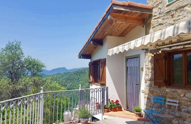Traditionelles ligurisches Künstlerhaus in wunderschöner Tal- und Weilerlage