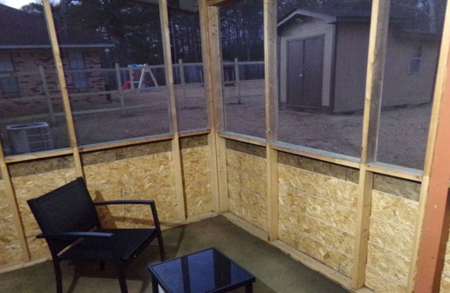 A very comfortable and quite abode, with inclosed back porch and privacy fence!!