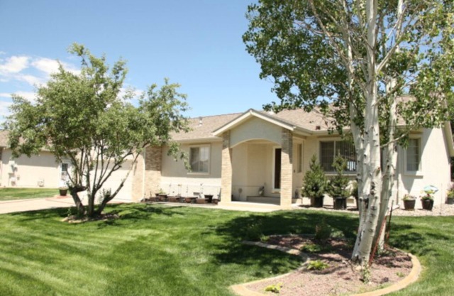 A Very Eclectic Décor Galore Cozy Home Near Orchards, Wineries, and Mountains
