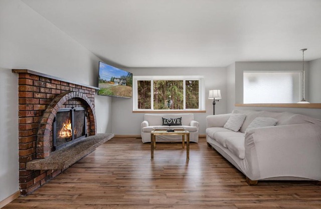 A very large 2 level 4 Beds 2 Baths Entire House