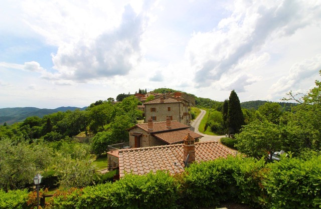 Ein altes kleines Steindörfchen in Panoramalage, nur wenige Km von der Stadt Arezzo entfernt. Ausges