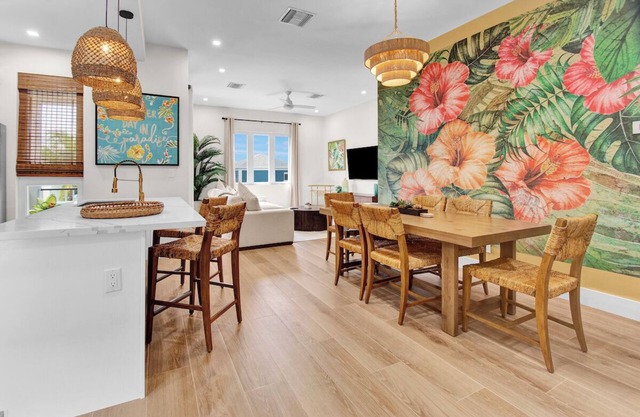 Gated, pool and cabana, 15 minute walk to beach, 2 bedrooms, modern condo
