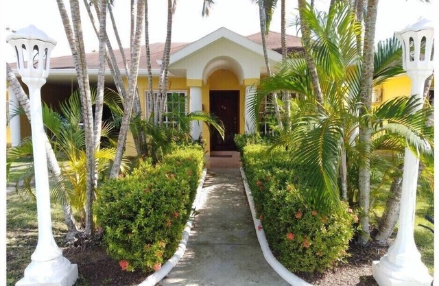 EINE VILLA IM PARADIES