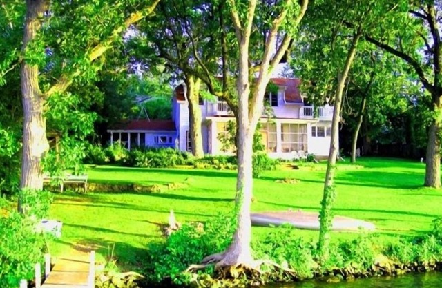 A Vintage & Historical Lake Front Home (Sleeps 12) Pet Friendly