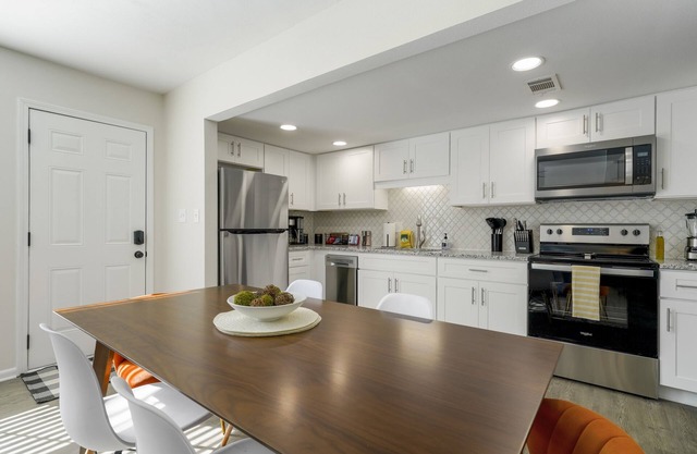 A Wave From It All - 10 Min from the beach - Renovated - Sleeps 6