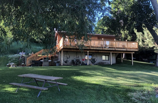 Eine wunderbare, abgelegene zweistöckige Hütte, Deck, Feuerstelle, gefüllter Teich zum Angeln.