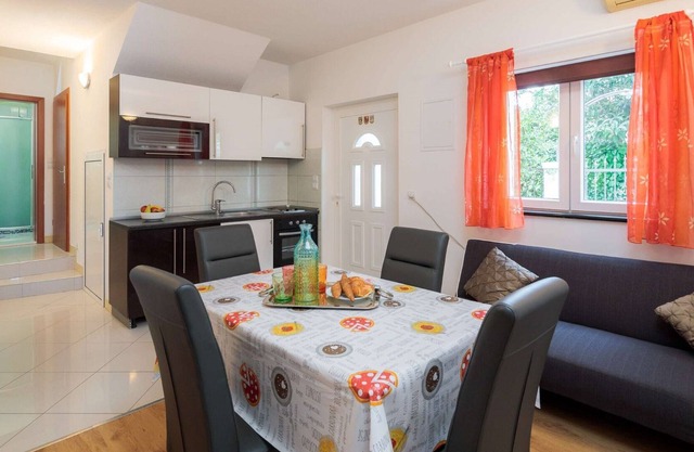 A1 Apt mit Garten, Kinderspielplatz, Parkplatz und Frühstück