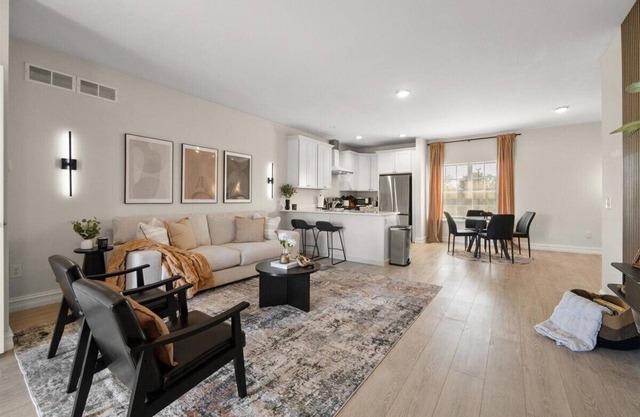 A2 Modern Townhome 9 mins to Campus & Stadium with Restaurants & Shopping Nearby