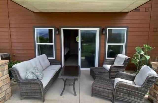 A28 condo by large pool/shuttle