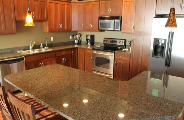 A75- Sharp 2BD/2Bath w/loft/hot tub Sunserra Gorge
