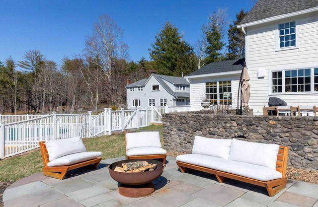 Abbey Rd Farmhouse: Pool, Firepit + Stunning Views