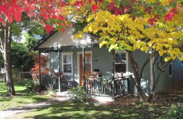 ABBOTT'S COTTAGES - Falcon. 2 bedroom/2 bath within walking distance to downtown
