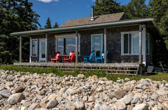Abby's Beach House - Ocean and lakefront Cottage