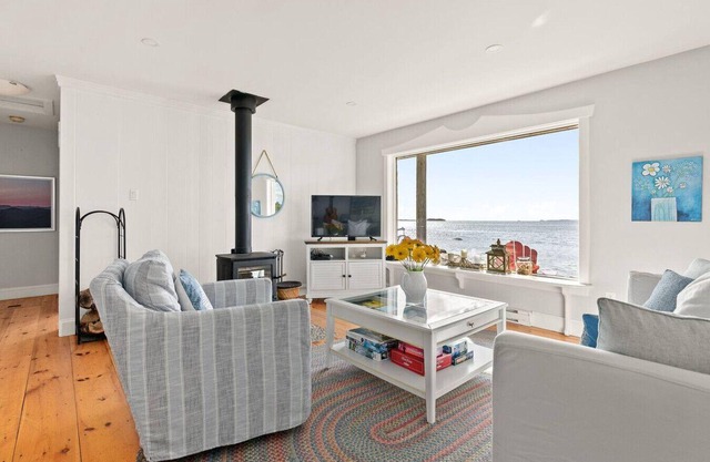 Abby's Beach House - Ocean and lakefront Cottage