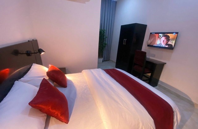 Abi's Hotel- Luxury Hotel /WIFI/ 24hrs Security/ 10mins from the Airport