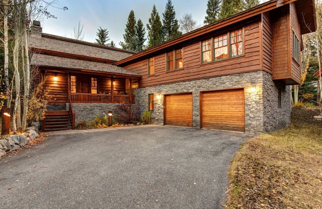 Abode at the Homestead | Mountain Retreat, Walk to Slopes, Private Hot Tub