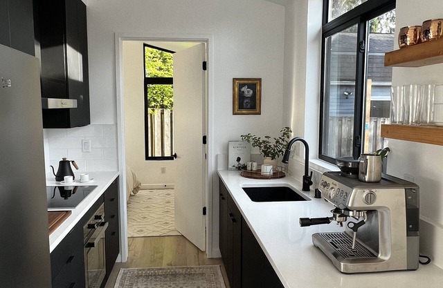 Abodu Modern Cottage 2bd with hot tub - walkable to Greenlake