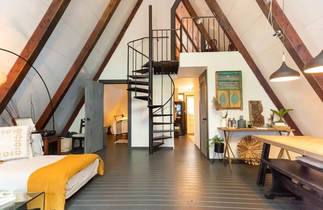ABomb! Adorable 2-bdrm Chalet with Lots of Room!