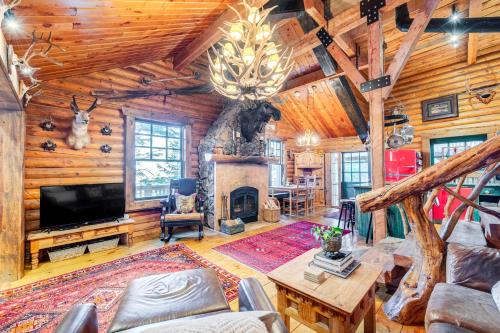 about 13 Mi to Main St Park City Cabin with Mtn Views!