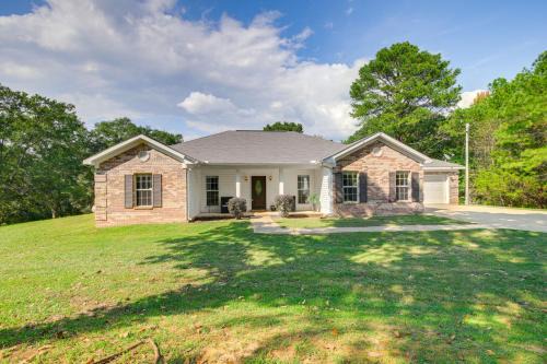 about 13 Mi to Ole Miss Private Family-Friendly Home!