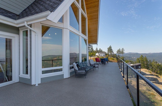 'Above It All' a spacious sundrenched house with expansive deck and Epic views.
